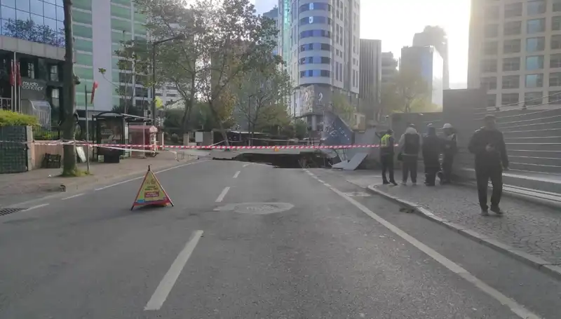 Sarıyer'de Büyük Yol Çökmesi: Trafik Kaosu Başladı