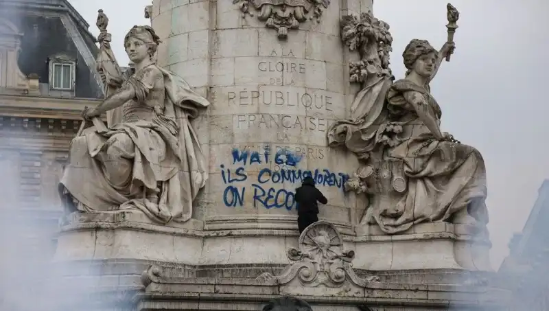 Paris'te Grafiticilere Savaş Açıldı: Şehrin Duvarları Temizlenecek!