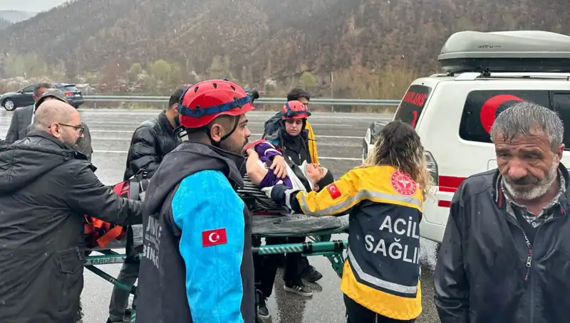 Otomobil İstitat Duvarına Çarptı: Kazanın Ardındaki Gizemli Nedenler