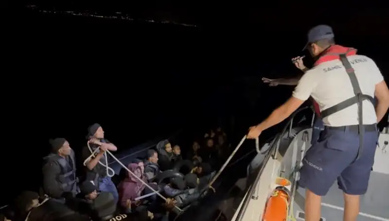 Çeşme'de Denizde 42 Kaçak Göçmen Kurtarıldı: Dram Yarım Kaldı