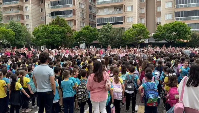 Öğrencilerden Annelerini Duygusal Anlarla Dolduran Sürpriz Proje