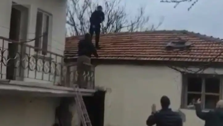 Çatıdaki Şüpheliyle Sarsıcı Karşılaşma: "10 Yıl Yattım, Bir Daha Yatamam"