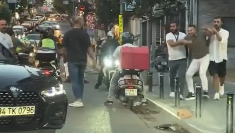 Nişantaşı’nda Yol Verme Kavgası: Sopayla Kadının Üzerine Yürüdü!