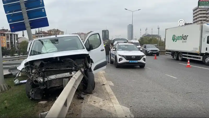 Otoyolda Meydana Gelen Feci Kaza, Araç Bariyere Saplandı!