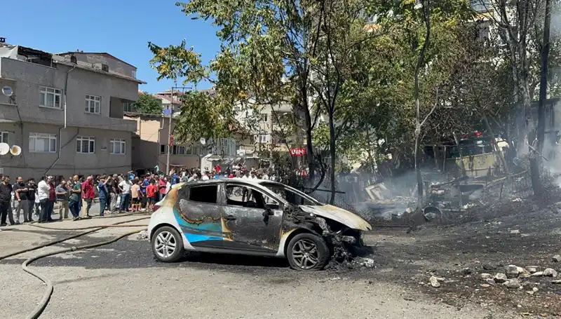 Gecekondu Yangını, Park Halindeki Aracı Küle Çevirdi: Olayın Arkasındaki Sebepler Neler?