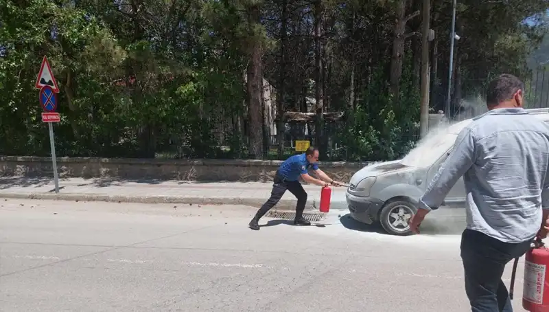 Emniyet Binasının Önünde Yangın: Polis Alevleri Sönertti