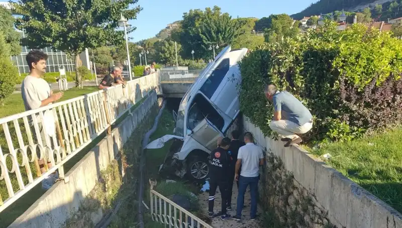 Muğla'da Direksiyon Kırdı, Kazaya Neden Oldu: Olayın Detayları