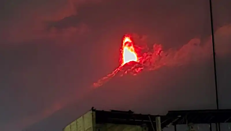 Fuego Yanardağı Patladı: 30 Bin Kişi için Hayatlarına Yeniden Başlama Tehlikesi