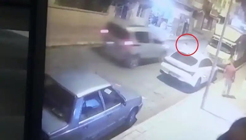 Yola Fırlayan Çocuğa Hafif Ticari Araç Çarptı: Hayatı Tehlikeye Girdi
