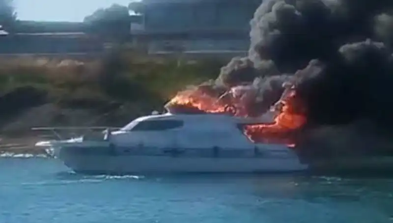 Çeşme Marinada Korkutan Yangın: Lüks Motoryat Küllere Döndü