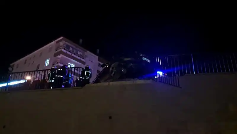 Kontrolden Çıkan Araç Bariyerlere Çarparak Tehlikeli Bir Duruma Neden Oldu