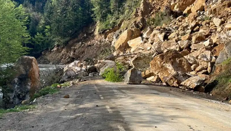 Giresun'da Büyük Heyelan: Ana Yol Ulaşımına Engel Oluyor