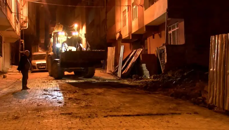 Bağcılar’ın Yana Eğilen Binası, Güvenlik Nedeniyle Boşaltıldı!