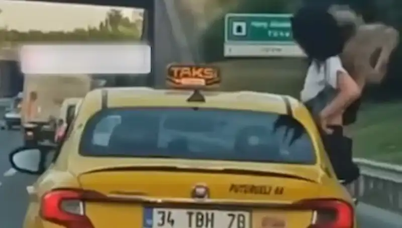 TEM Otoyolu'nda Şaşkınlık Yaratan Anlar: Taksinin Camından Sarkan Gençler