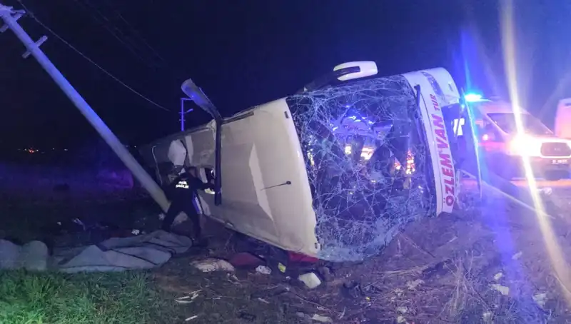 Van'da Yolcu Otobüsü Devrildi: 28 Kişi Yaralandı, Korkunç Kaza Detayları