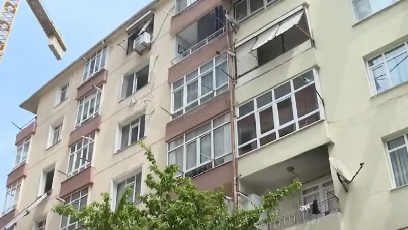 İstanbul'da Kolonları Patlayan Site Tahliye Edildi: Neler Oluyor?