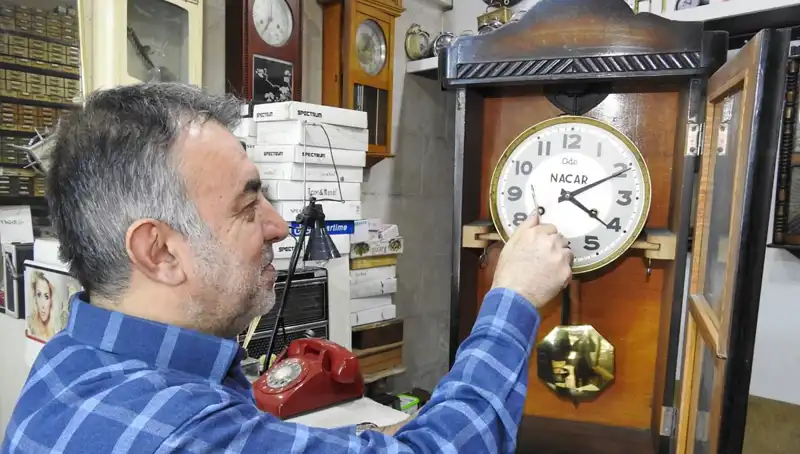 Küçük Dükkanında Tarihi Saatleri Yeniden Hayata Döndürüyor