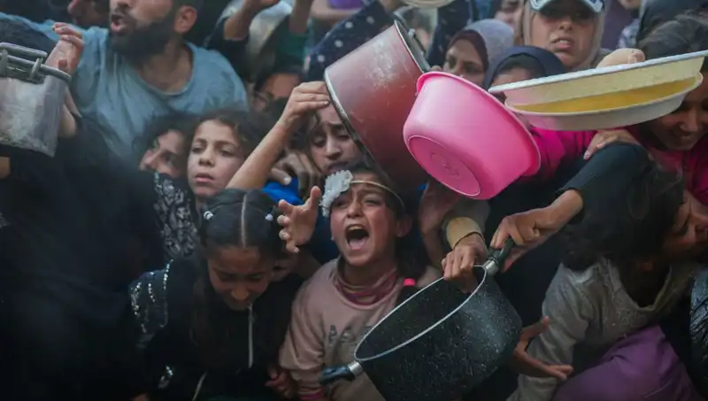 Gazze'de Açlık Krizi Derinleşiyor: Un Stokları Tükendi, Halk Feryat Ediyor