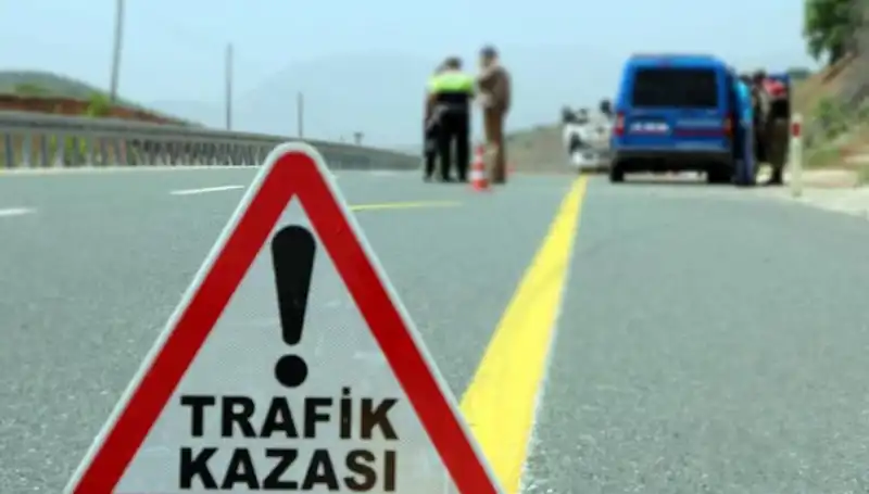 Otomobil ve Kamyon Çarpıştı: Feci Kazada Ölü ve Yaralılar Var