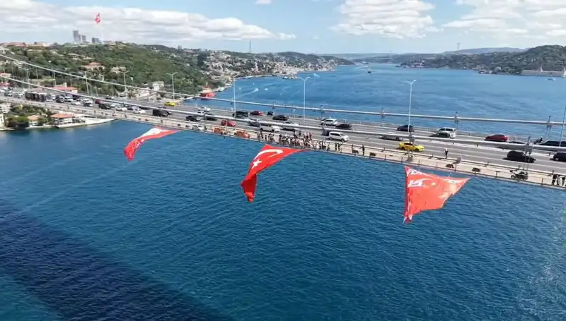 Türkiye'de Bir İlk: Gökyüzüne Dev Türk Bayrağı Asıldı