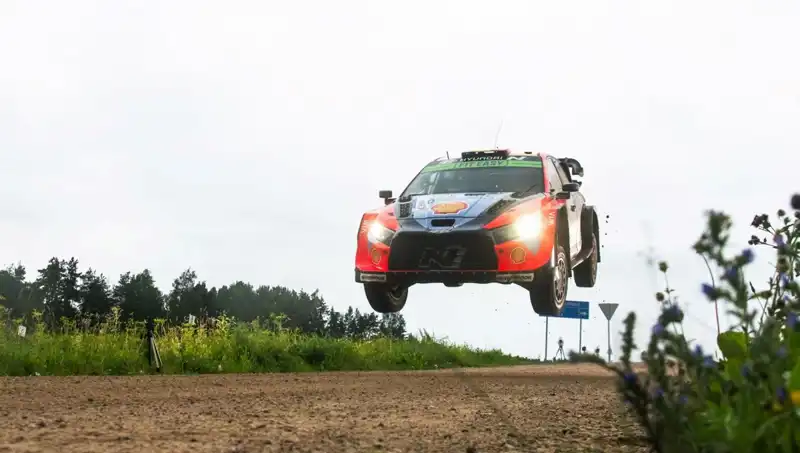 Otomobil Rallisinde Facia: Seyircilere Alev Alev Yanan Araç Düştü