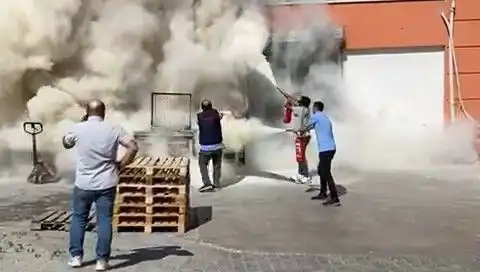 AVM Deposunda Yangın Paniği: Alışveriş Merkezinde Neler Oluyor?