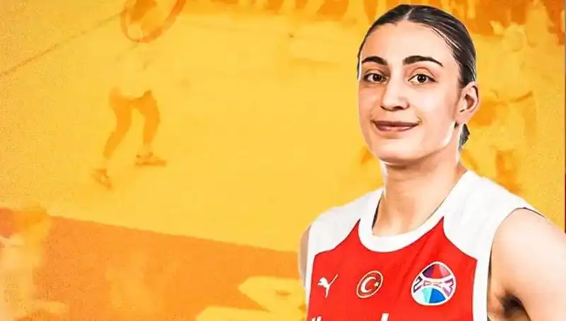 Galatasaray, Üç Önemli Oyuncusuyla Sözleşme Uzattı: Gelecek Sezon Hedefleri