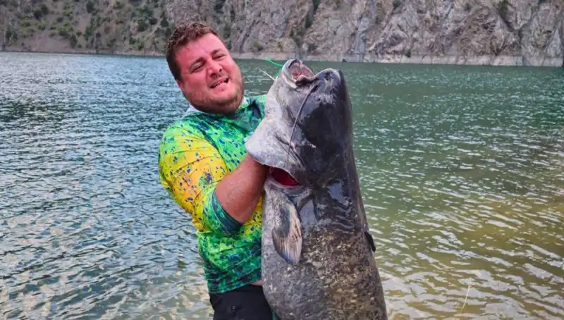 Amatör Balıkçıların Baraj Gölündeki Şaşırtıcı 100 Kilo Balık Yakalama Hikayesi