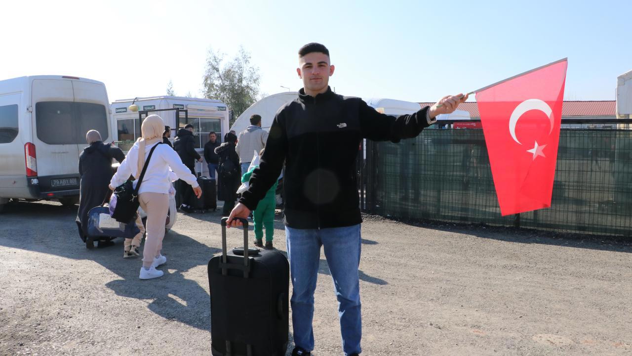 Suriye'ye Türk bayrağıyla dönen adamın sözleri yürekleri dağladı!