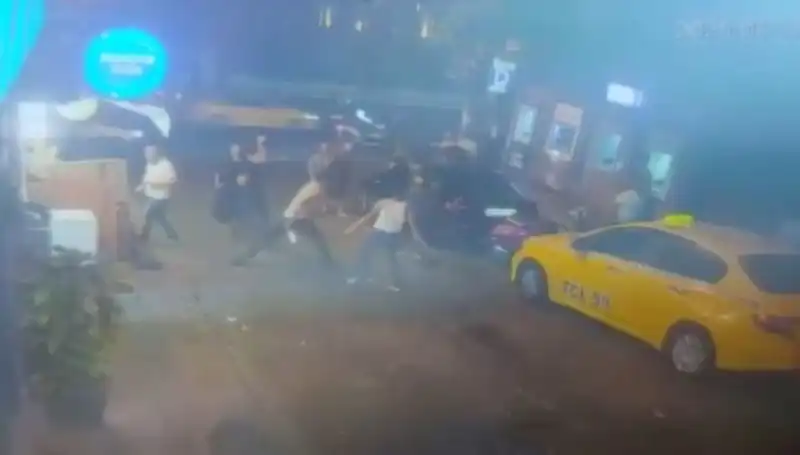 Beyoğlu'nda Laf Atma Kavgası: Neyin Peşinde Gençler?