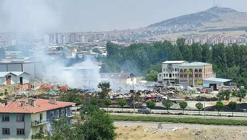 Otluk Alanında Başlayan Yangın, Depoyu Kül Etmiş Sadece Cayır Cayır Yandı