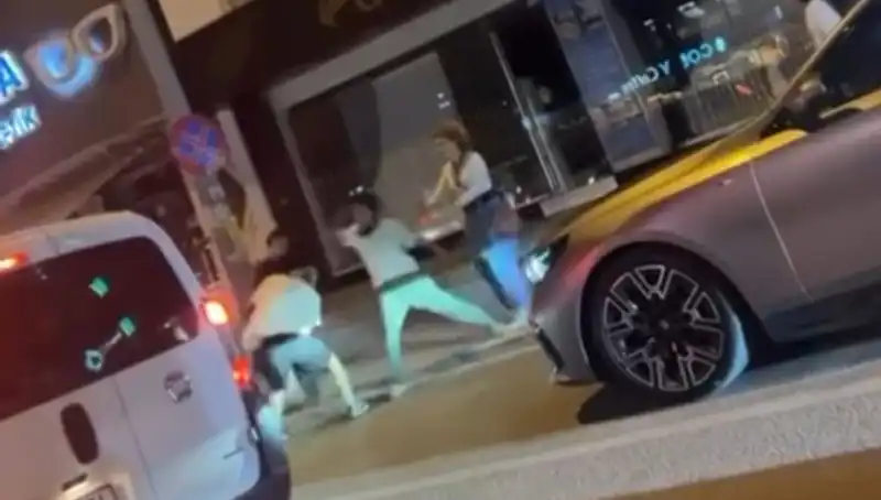 Cadde Boks Ringine Döndü: Yumruklar Havada Uçuştu, İzleyiciler Coştu!