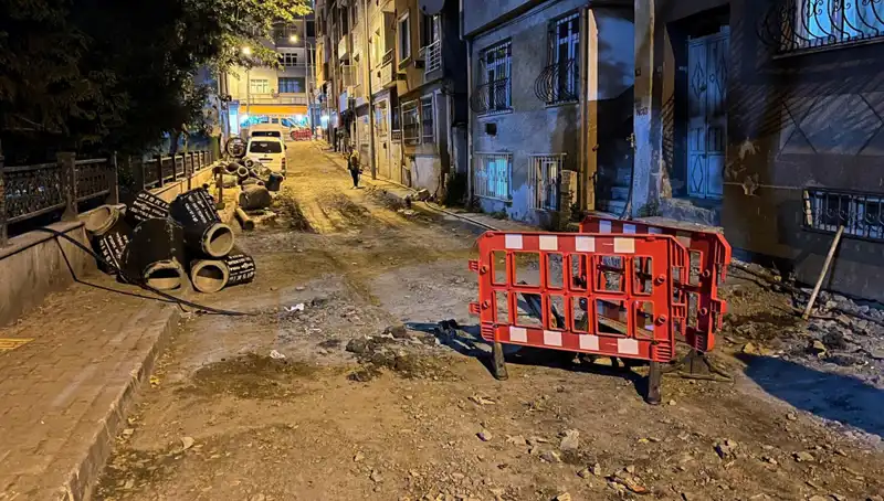 Bayrampaşa'da Altyapı Çalışmaları Sırasında Şok Eden Rögar Kapağı Patladı!