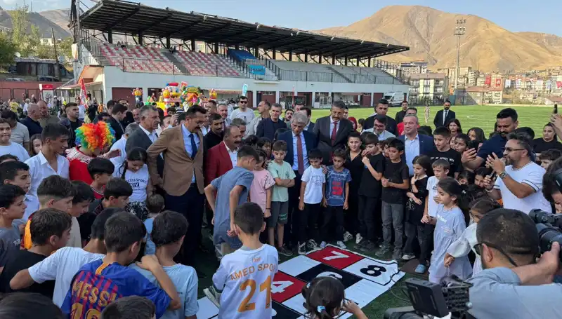 Hakkari'de Anadolu Şenliği: Kültürel Zenginlikler Coşkuyla Yaşatılıyor