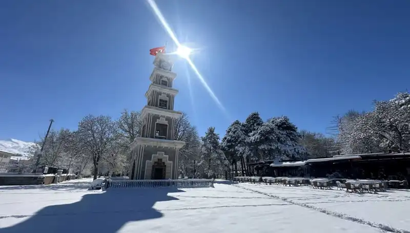 Erzincan Nisan'da Beklenmedik Kar Yağışıyla Güne Merhaba Dedi!