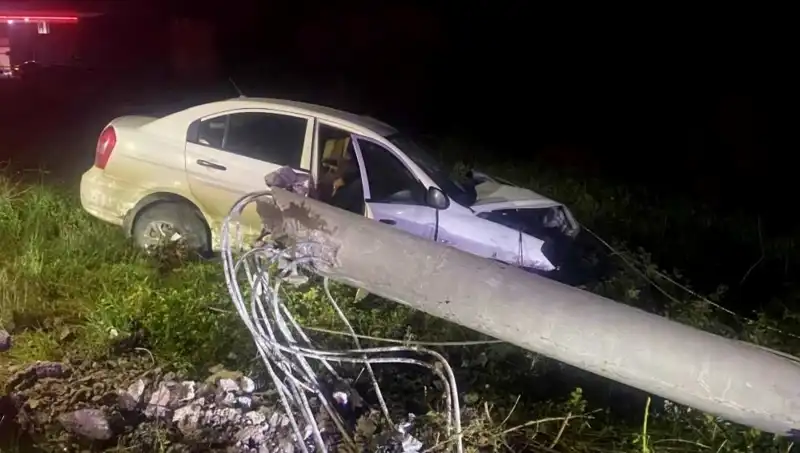 Beton Direğe Çarpan Sürücü Hayat Mücadelesi Veriyor, Son Durumu Merak Ediliyor