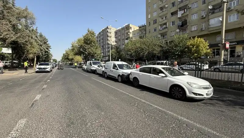 Diyarbakır'da Feci Kaza: 5 Araç Birbirine Girdi, Çok Sayıda Yaralı Var