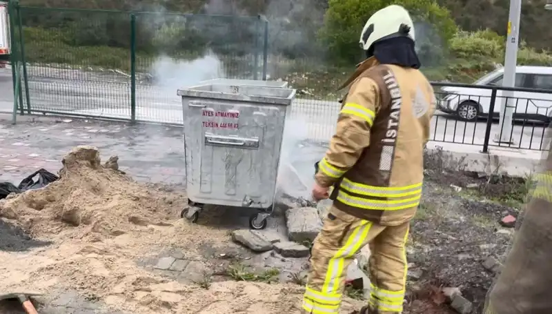 Başakşehir'de Çöp Konteynerinden Yükselen Duman, Kimyasal Korkuya Neden Oldu!