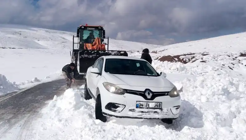 Muş’ta Kar Fırtınası: Mahsur Kalan 60 Kişi Dakikalar İçinde Kurtarıldı