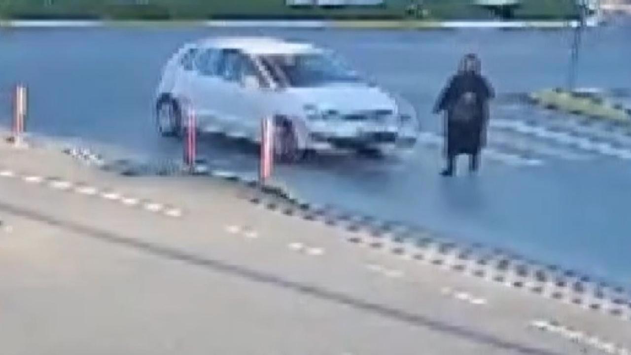 Yolda Kaza Sonucu İkinci Kaza Geçiren Sürücüye Acil Yardım