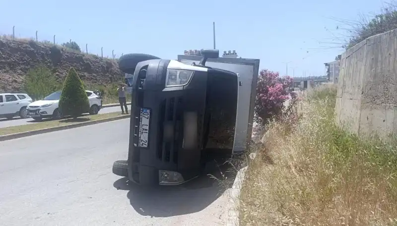 Hafif Ticari Araçla Kamyonetin Kaza Anları: Devrilen Araçta Yangın Çıktı